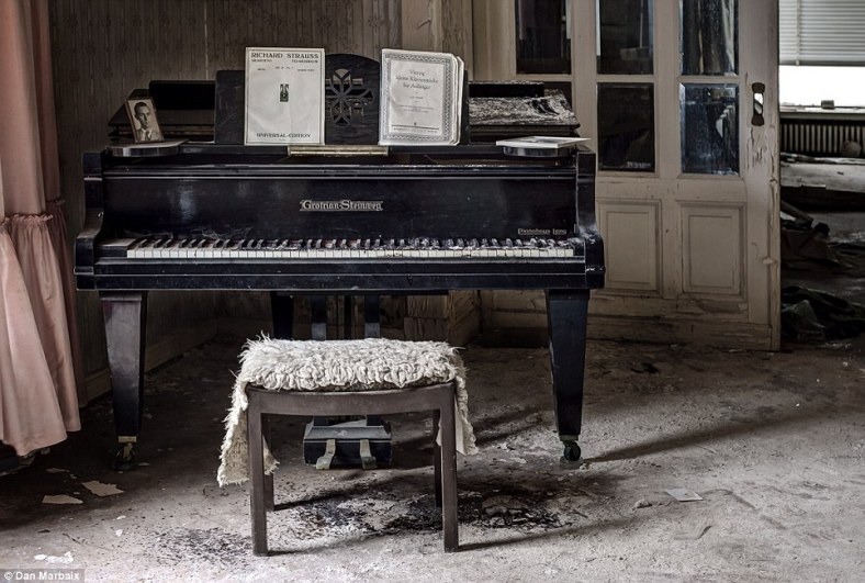 4_article-2401848-1B7290C0000005DC-408_964x650