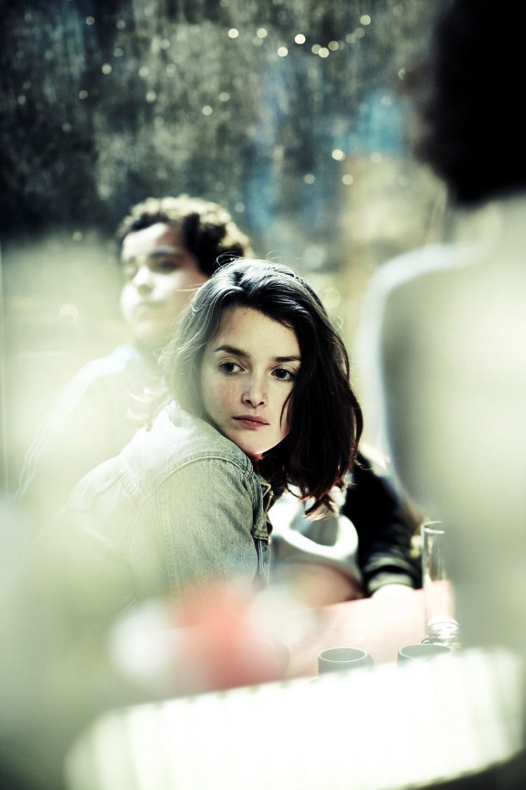 16_1878925-charlotte-le-bon-par-jour-de-pluie