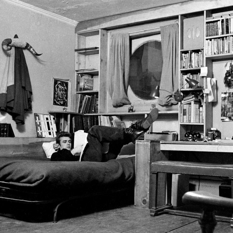 USA. New York City. 1955. James DEAN in his apartment on West 68th Street.