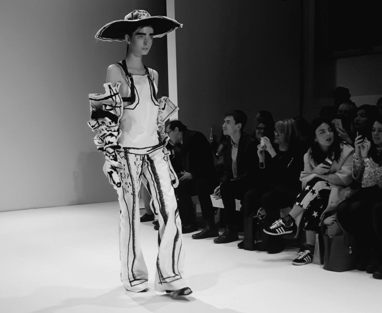 13_e_CbqkoNjW0AAQ2dW